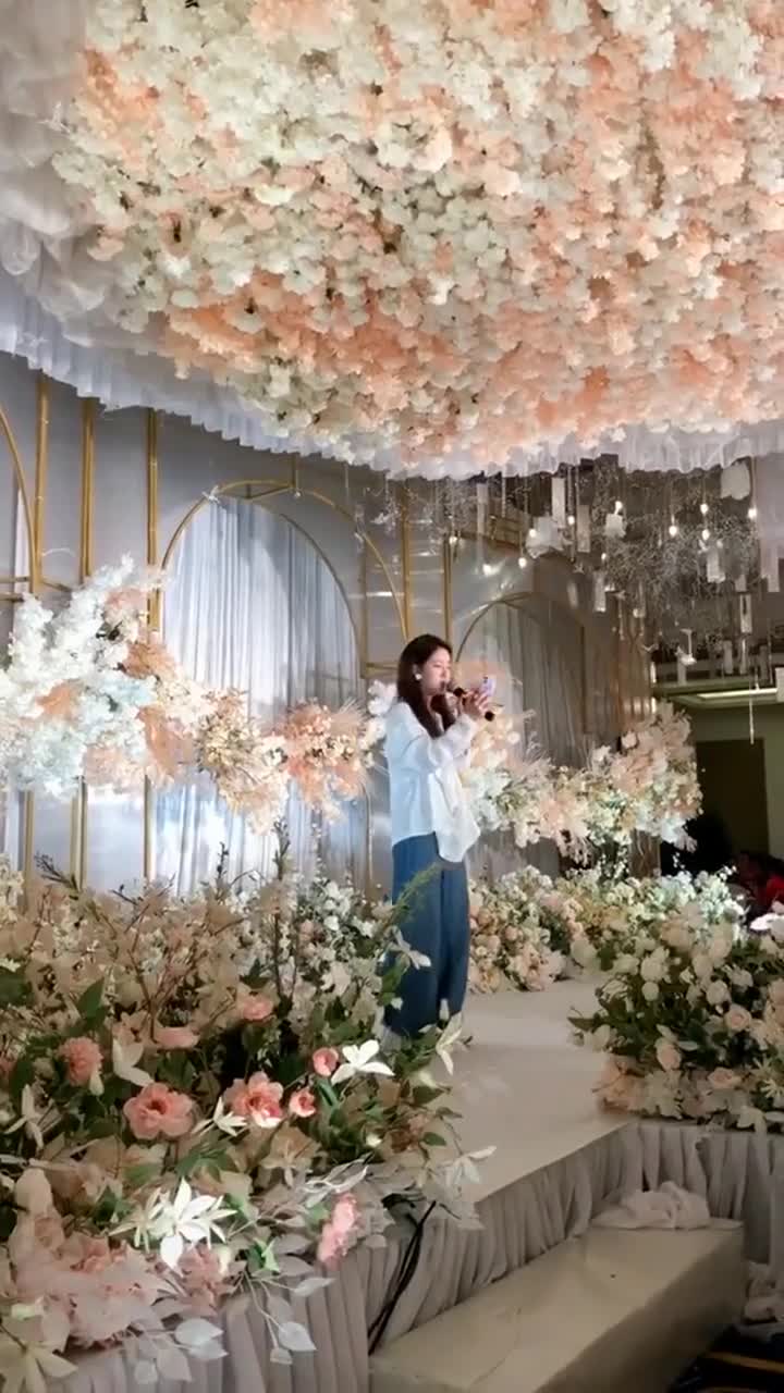 赵露思参加某人婚礼台上献唱金曲歌词都对就是感觉哪里怪怪的