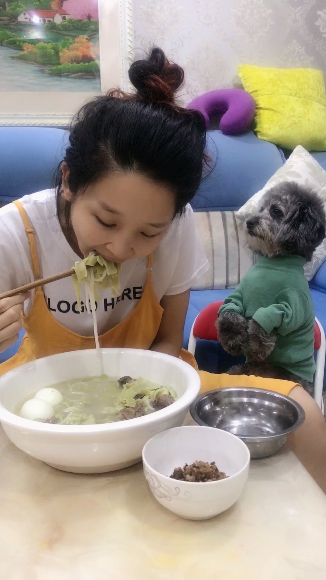 请问怀孕的女人都是用盆吃饭的吗?