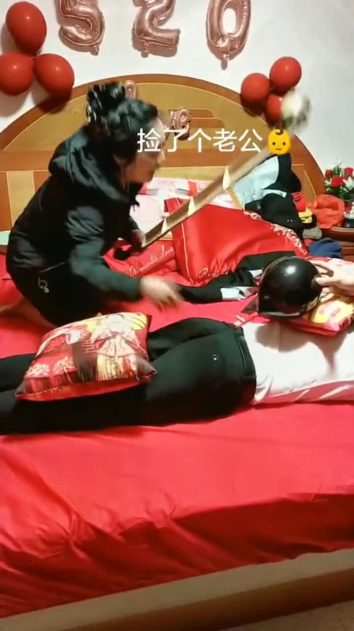 这对新人真会闹,新郎以后注意了,做错事家法伺候