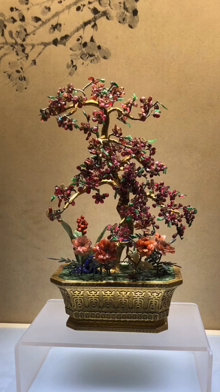 北京故宫珍宝馆 铜鎏金 錾寿字盆 红宝石梅花盆景