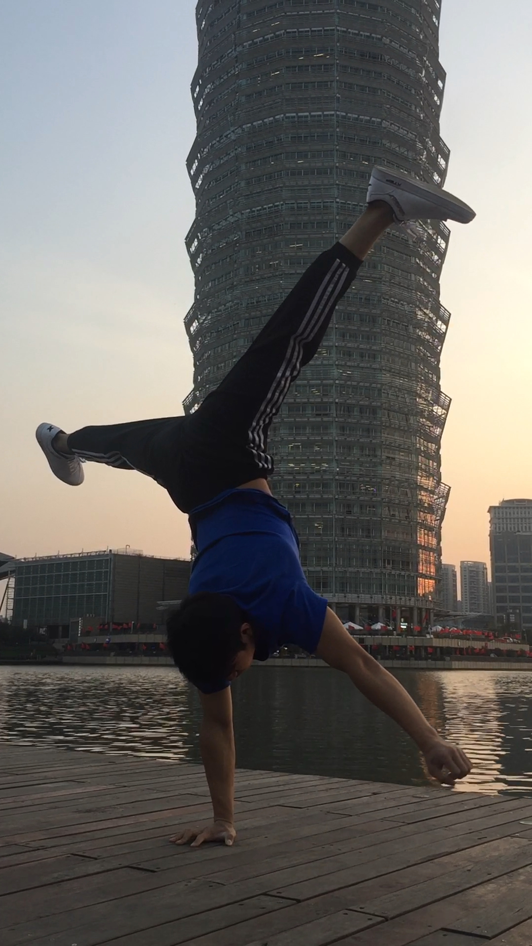 这小哥哥好厉害,可以单手举地球