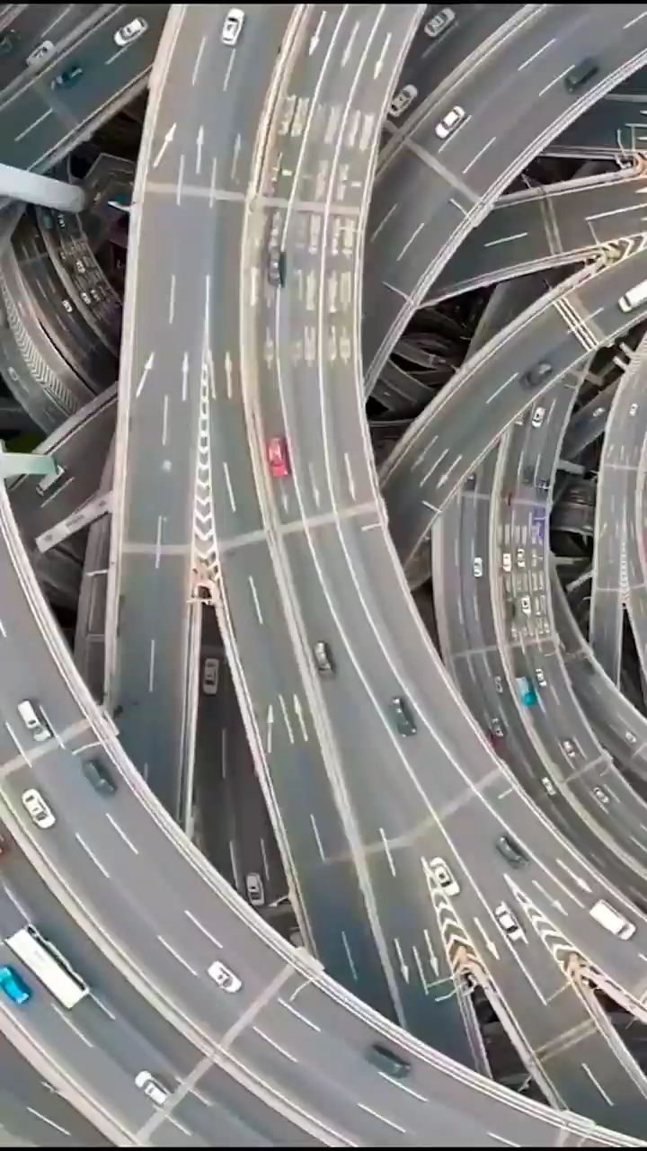 像漩涡一样的立交桥,看得人头晕.