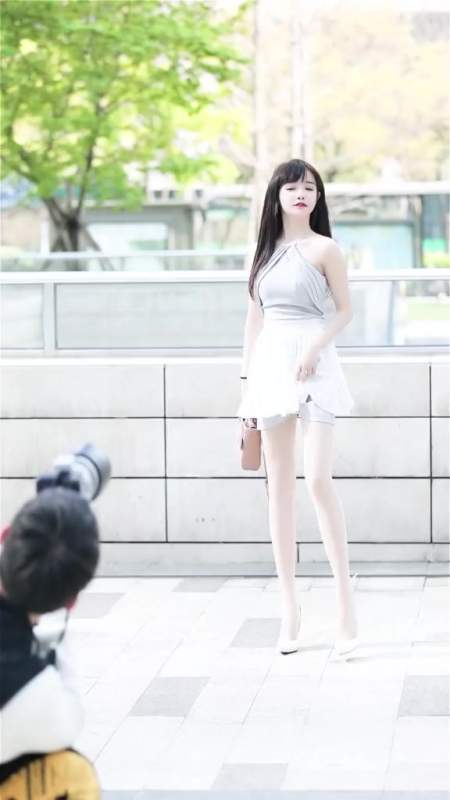 街拍#小姐姐捡那么多瓶子干嘛卖q吗南初妹妹