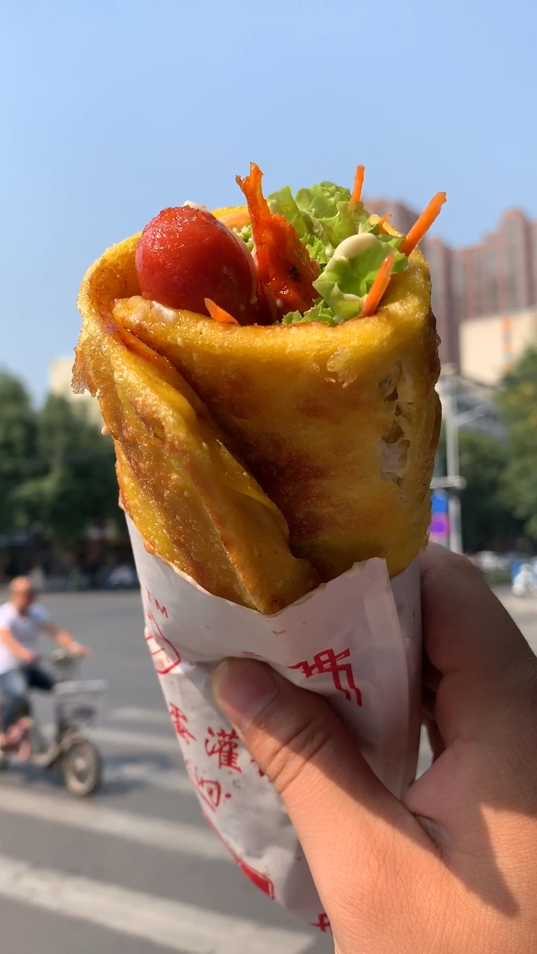 小兄弟鸡蛋灌饼#到底吃那个!