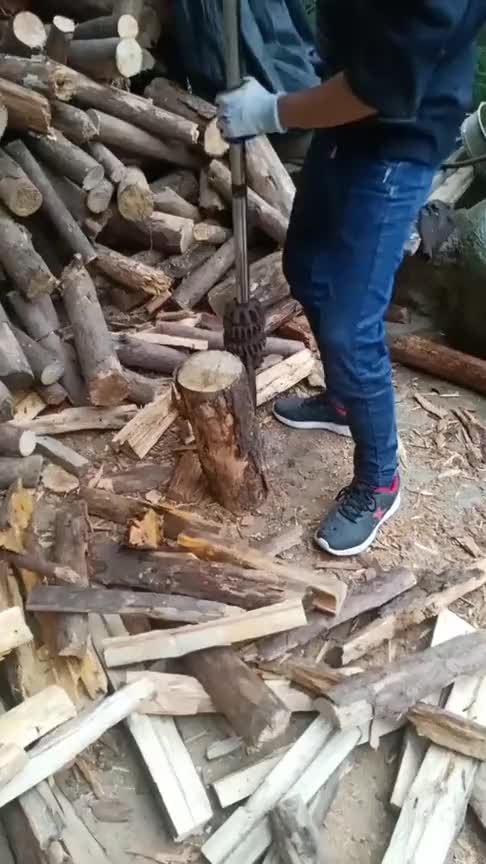 农村师傅奋力劈柴火赚钱,自制的劈柴神器为多劈点,只为给儿子多赚钱