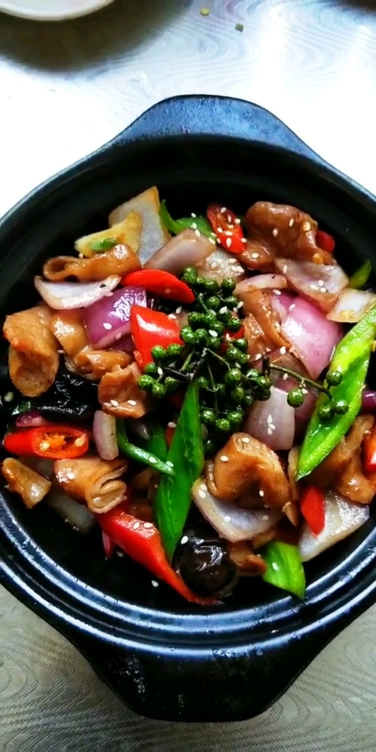 瓦香干锅肥肠,麻辣鲜香,回味无穷!