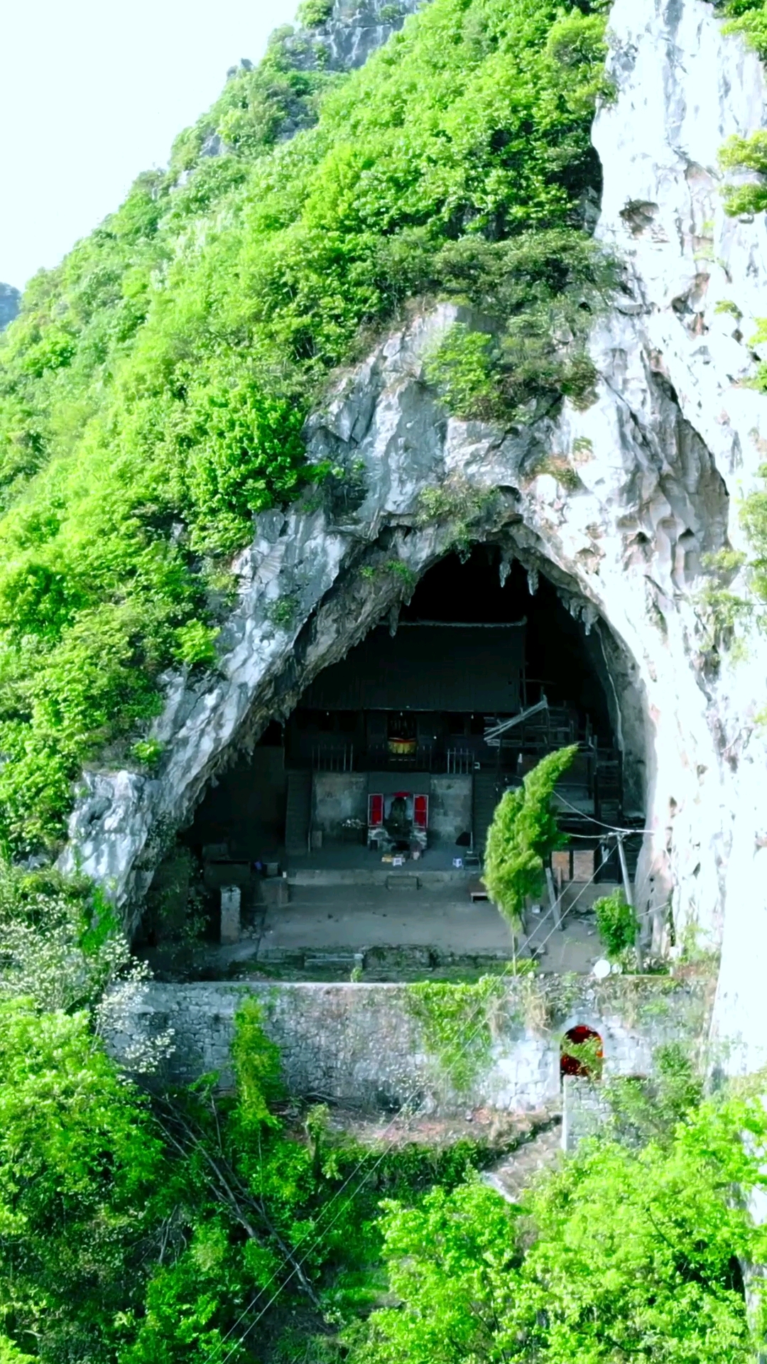 贵州山里发现有人把房子建在山洞里,却没人敢住,怎么回事?
