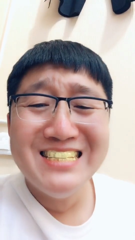 做人要低调大金链子,大手表,没什么用,还是一口大金牙有用