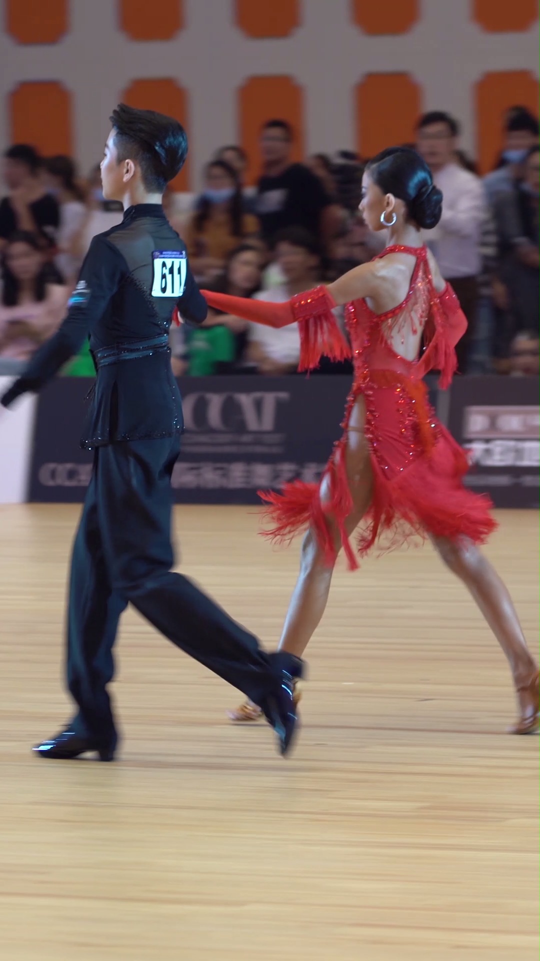 拉丁舞#墨茉组合一出场,气氛瞬间抵达顶峰,这该死的男猪脚气质