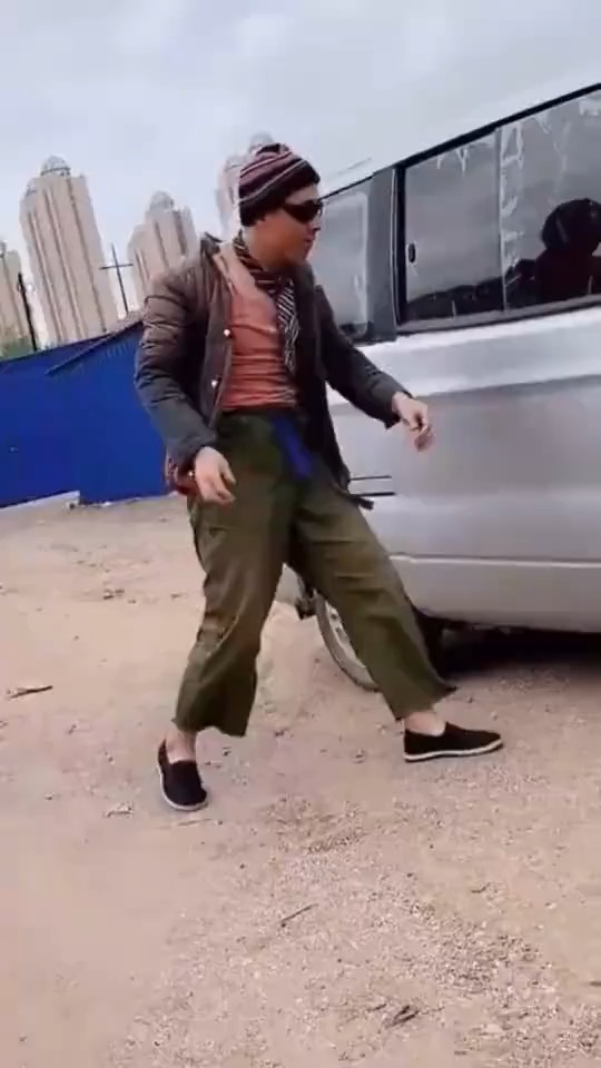搞笑段子剧#村长出行的气势,真是壮观啊,名副其实的马车