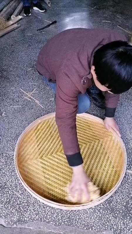 圆簸箕去毛刺,用抛下来的竹丝用力搓,就搓干净了