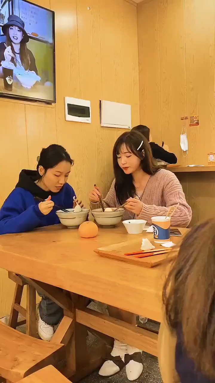 搞笑视频#女同事真好,吃饭还帮朋友加个蛋!