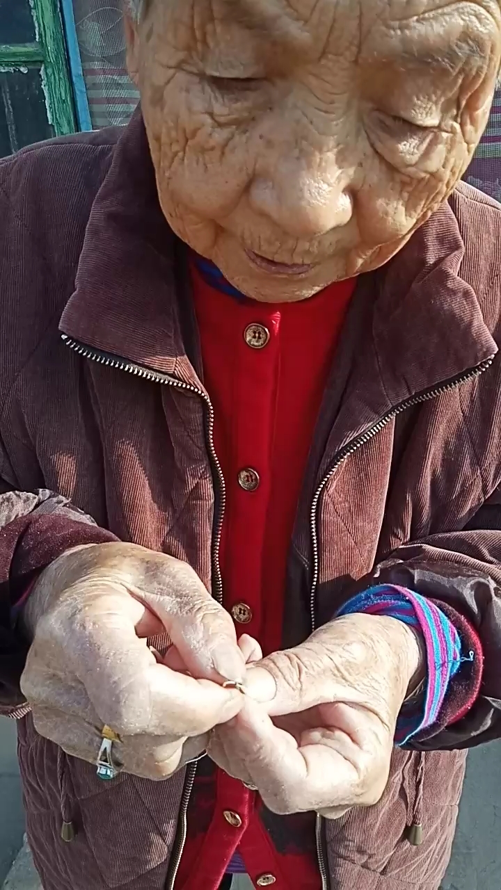 88岁的老太太表演穿针引线!