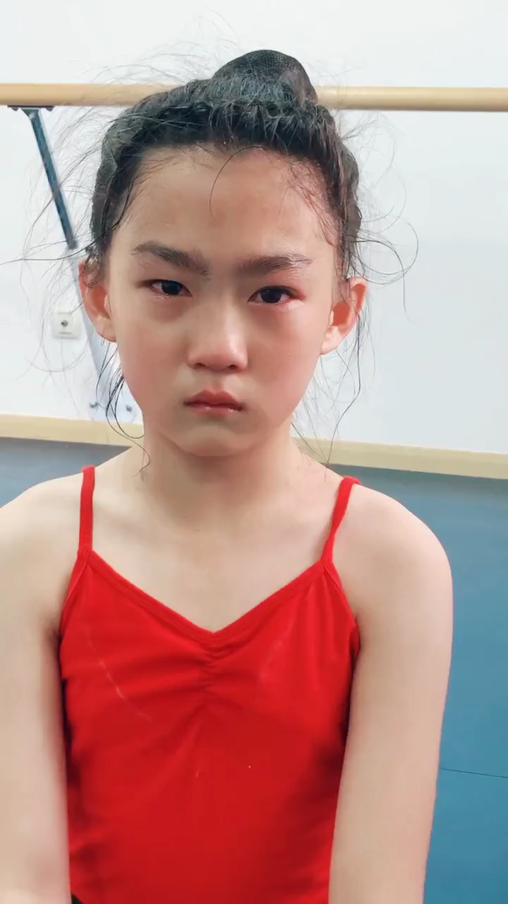 学舞蹈的孩子都是这样哭着走过来的,加油孩子!