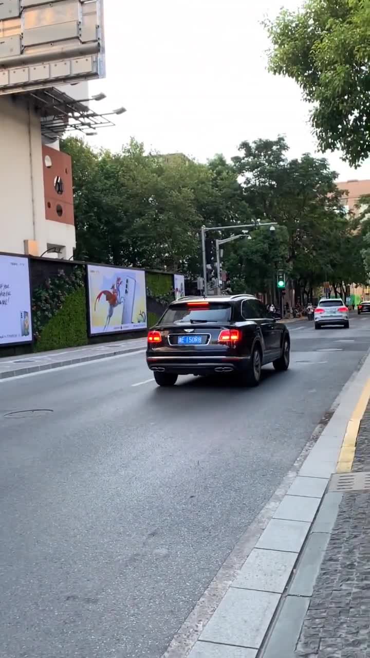 宾利添越vs劳斯莱斯库里南,谁的气场更强大,谁才是大哥