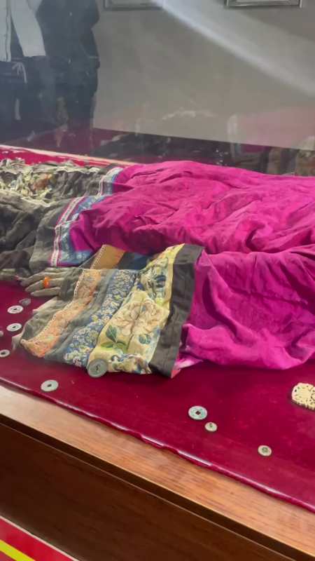 传闻香妃,刚出土时仿佛刚睡着了一样,身体还发出阵阵香!-全民小视频