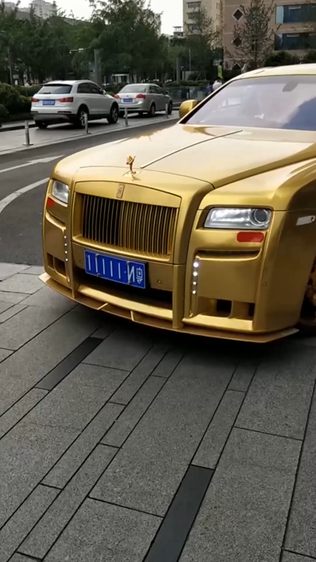 车好牌也好!黄金劳斯莱斯