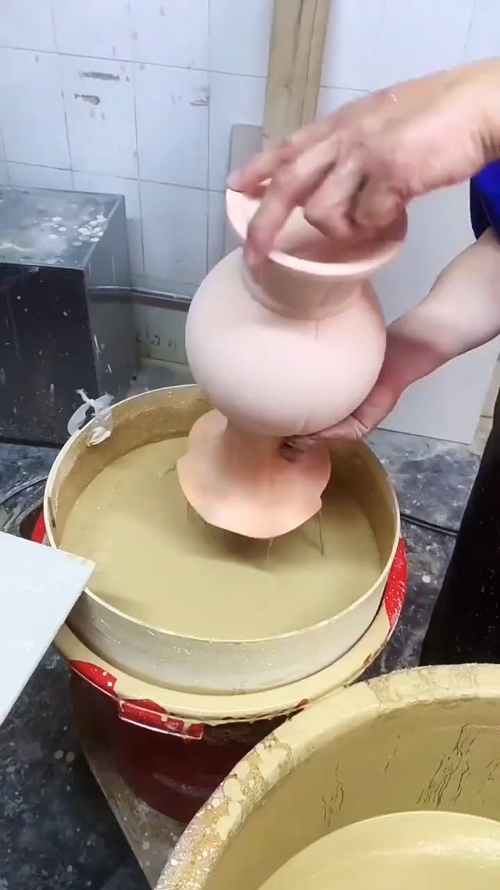 陶瓷上釉过程,看似简单的动作没有几年功底很难完成-度小视