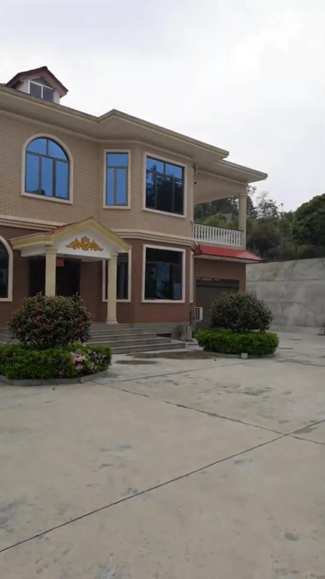 农村别墅:回老家别盖普通的楼房了,建一栋别墅吧,大气上档次