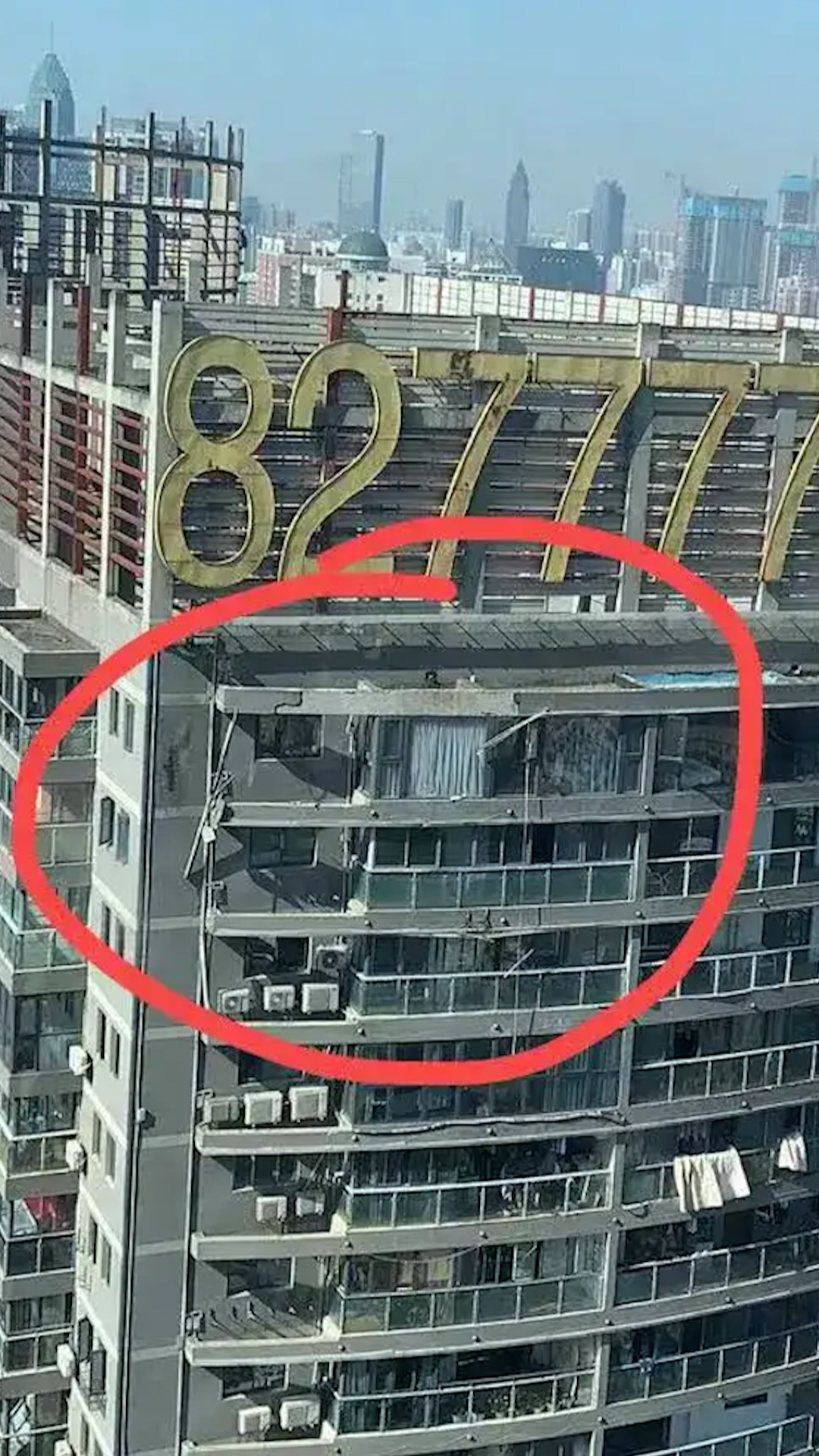 武汉一小区33楼墙体坠物砸中路面小车,一人不幸身亡-度小视