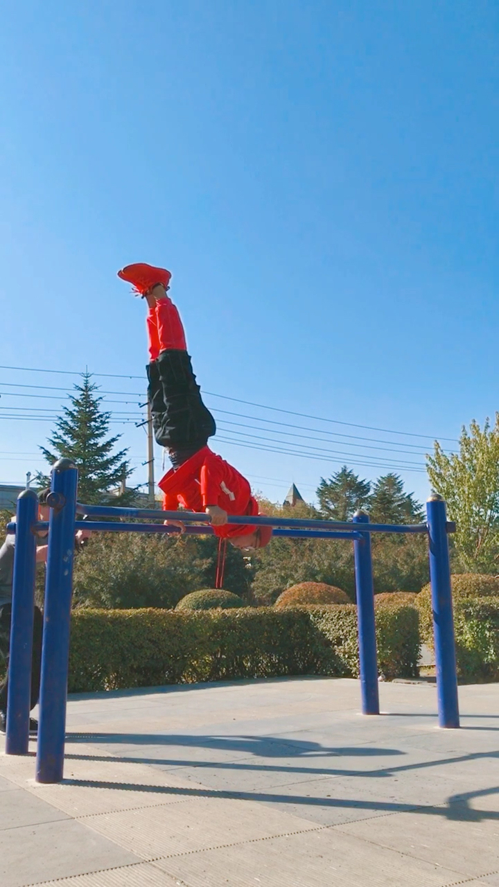 优秀如我#双杠的倒立撑,走起!