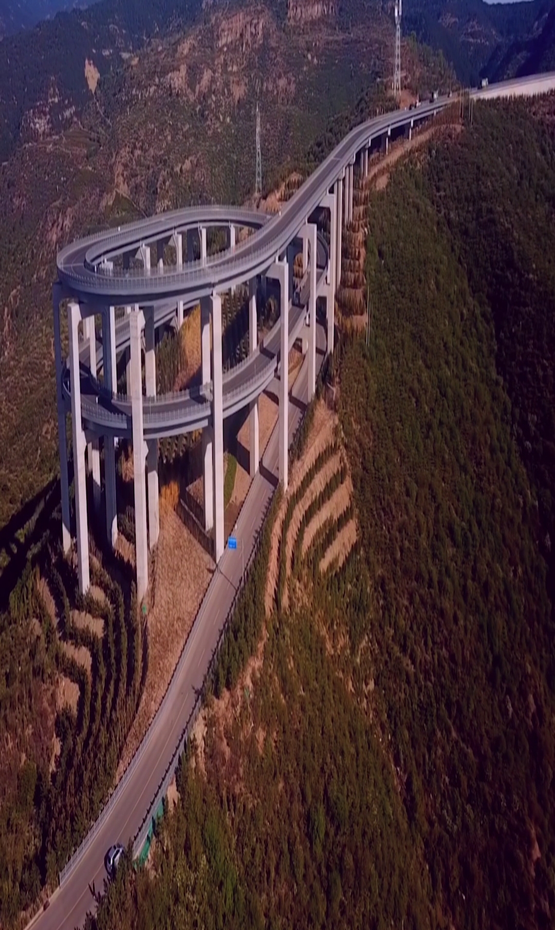 山西公路奇观,太原天龙山公路,因三层环绕高架桥走红.