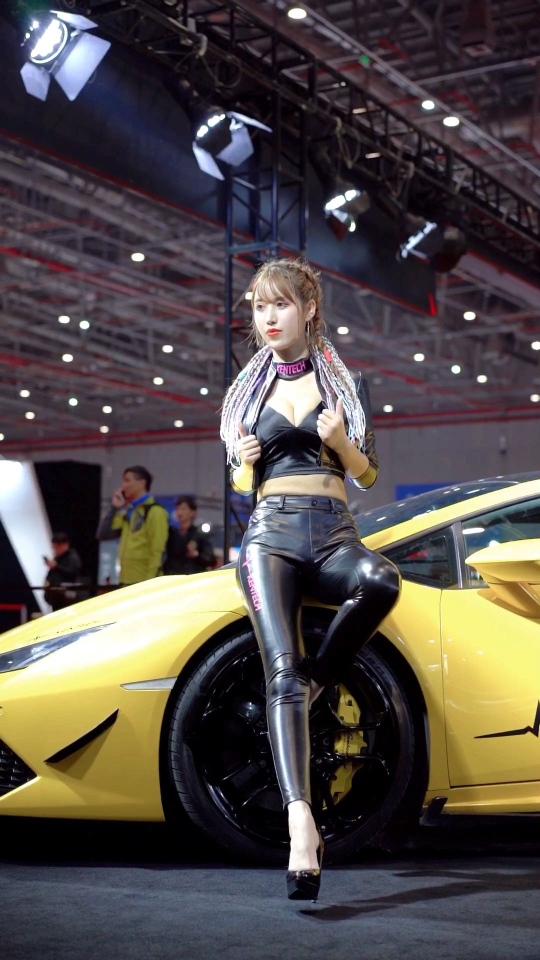 带着全民逛车展#最美皮衣女神