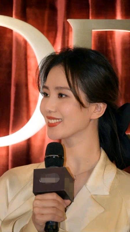 明星#刘诗诗出席活动生图和精修差距大,眼袋重法令纹深还浮粉