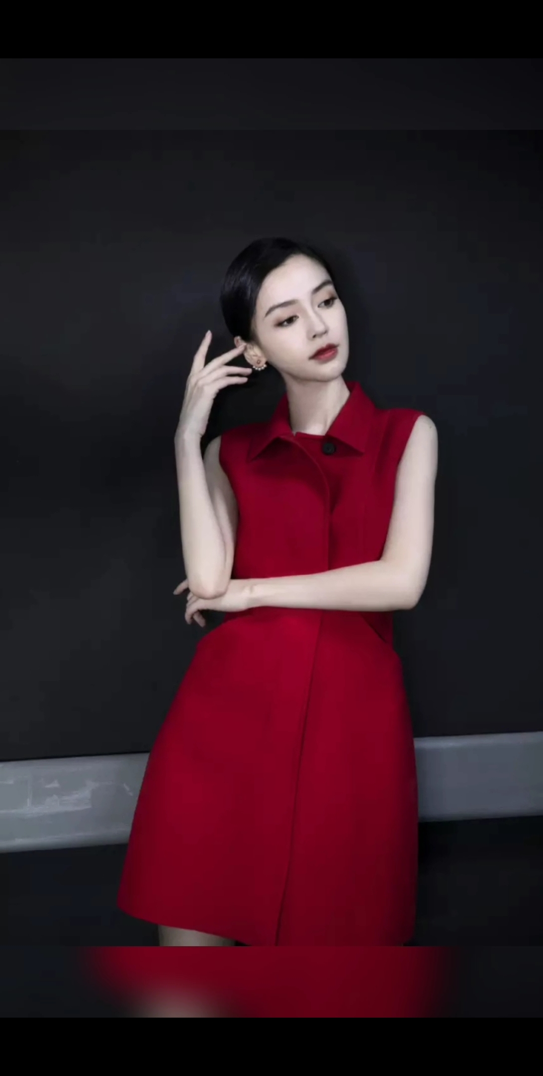 杨颖一身红色连衣裙惊艳亮相,美的霸气