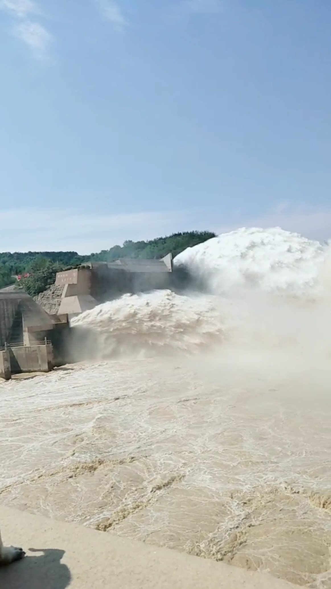 小浪底排沙壮观吧