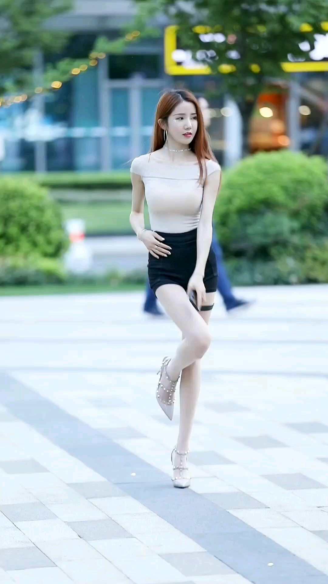 这小姐姐腿也太长了吧?腿长有一米二吗?