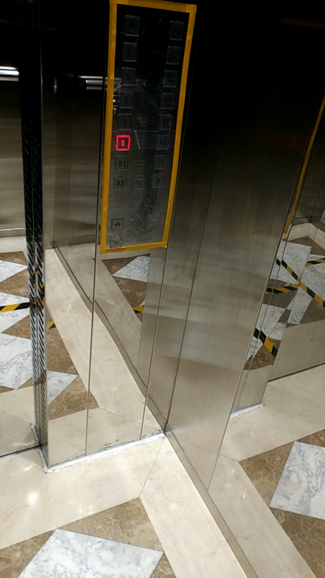 玻璃电梯夜景图片
