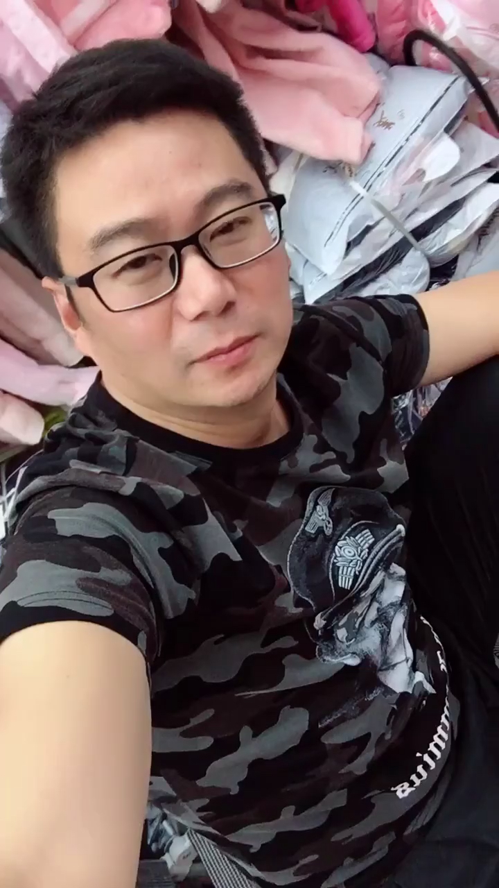 向我们70后的老男人也就这样了,好好善待自己,怎么开心就怎么过,70后