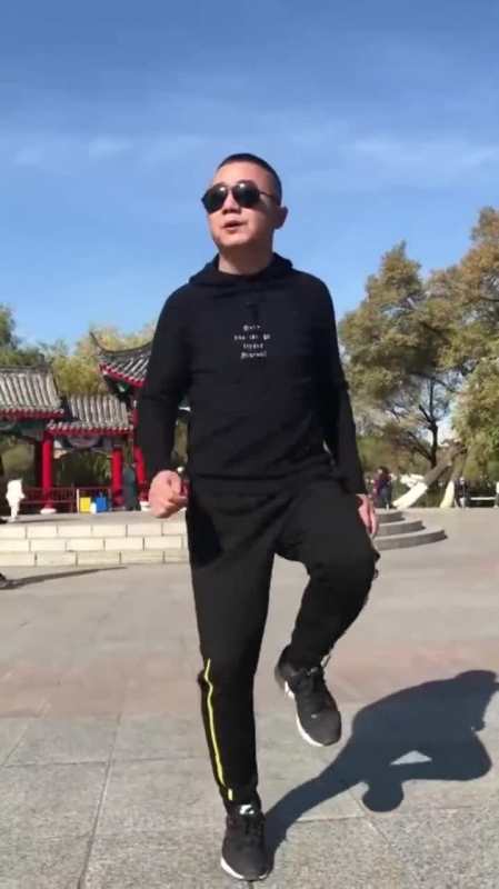 这个跳广场舞的大哥火了,舞姿潇洒帅气,一看就是高手!