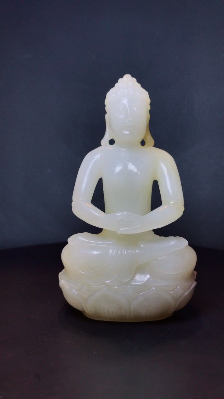 和田玉籽料清代玉佛,玉质极其油润细腻,白度极好.
