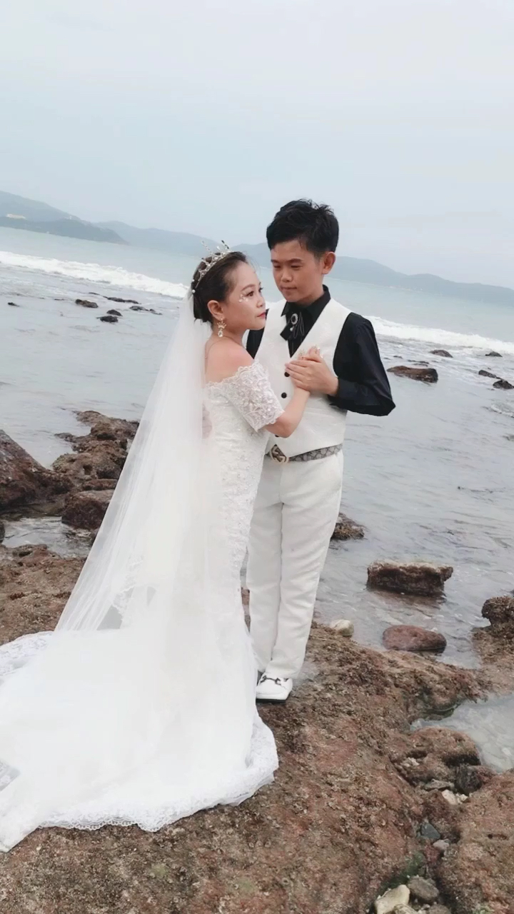 35岁袖珍小夫妻