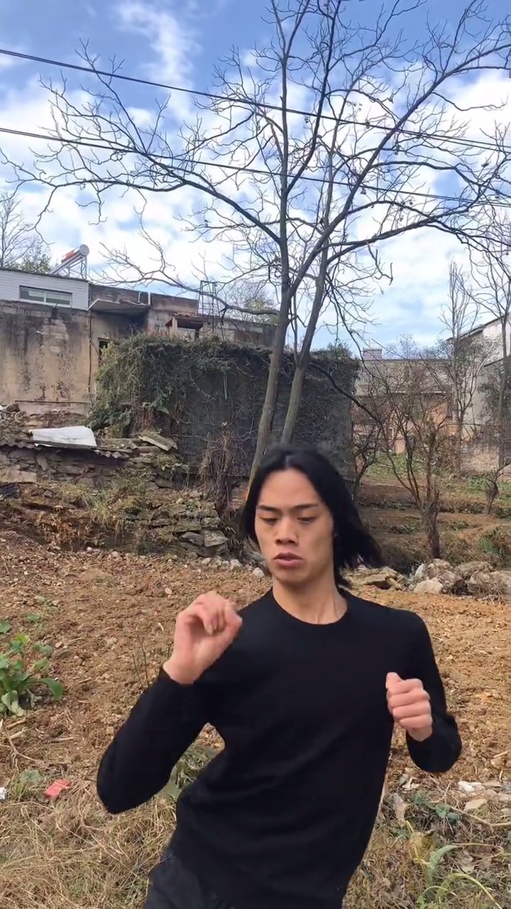 搞笑段子剧#人人都在笑精神小伙,可谁又不想拥有一套丝滑的小连招呢