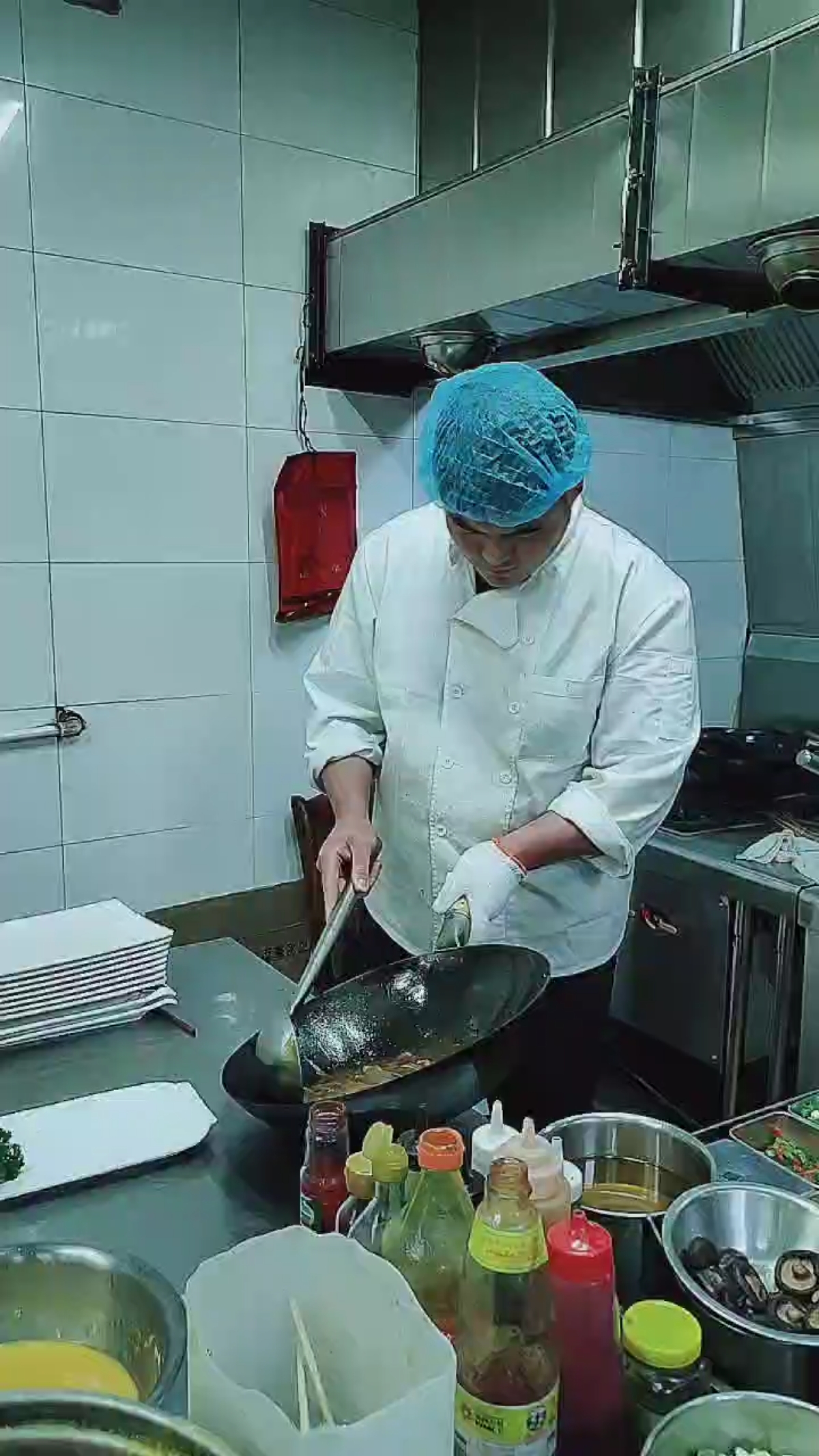 厨师分享#新来厨师炒菜,戴手套.