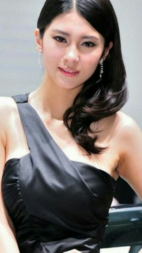 谁家的姑娘这么漂亮#时尚靓丽性感妩媚台风稳健·模特钟鹿纯