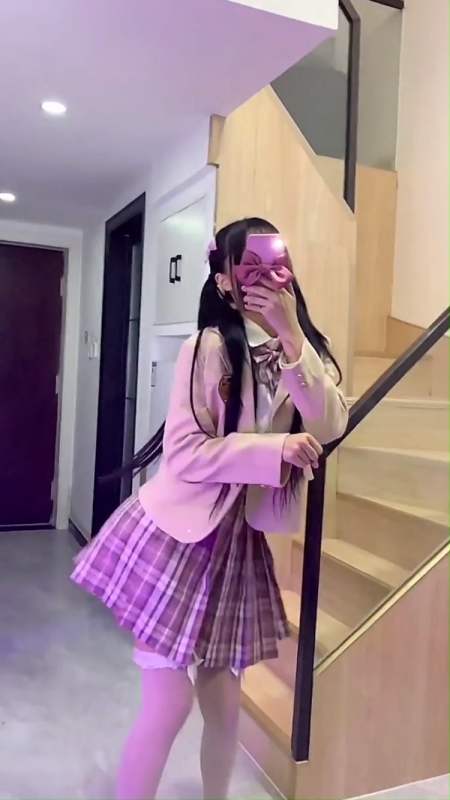 为什么车模小姐姐都喜欢穿白丝,这样撩裙子呢,眼前一幕简直了-全民小