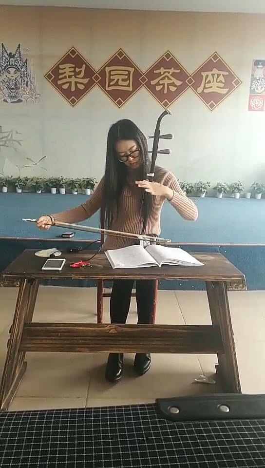 #小姐姐#长发美女二胡老师,一曲《赛马》,水平太高了,为美女点赞!