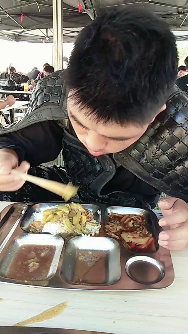 群众演员吃饭了,这个剧组伙食还可以.