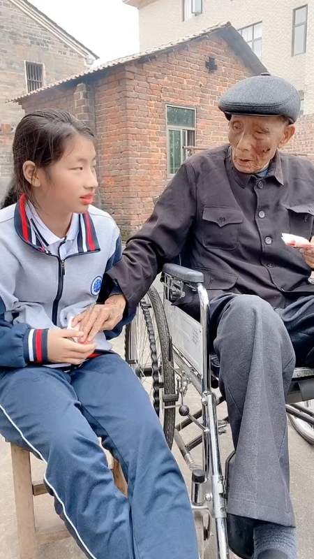 90多岁的老爷爷,看到孙孙女回来,心里美滋滋的