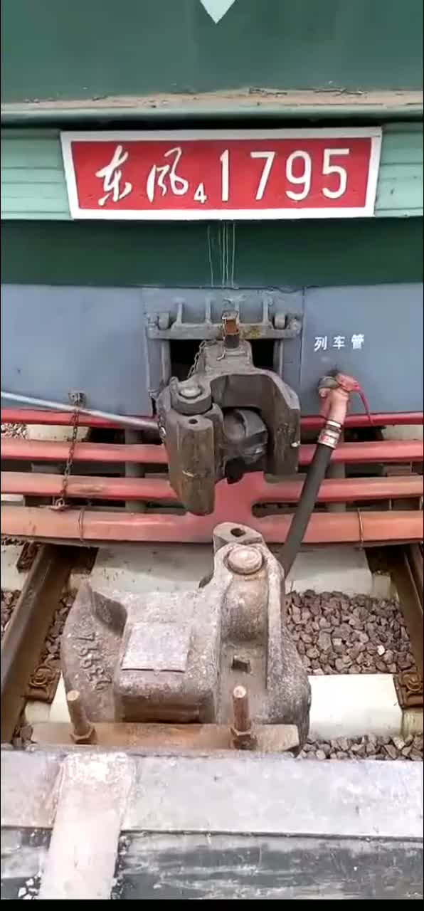 实拍火车车厢对接,仅凭一跟细铁棍,竟能承受住拉力!