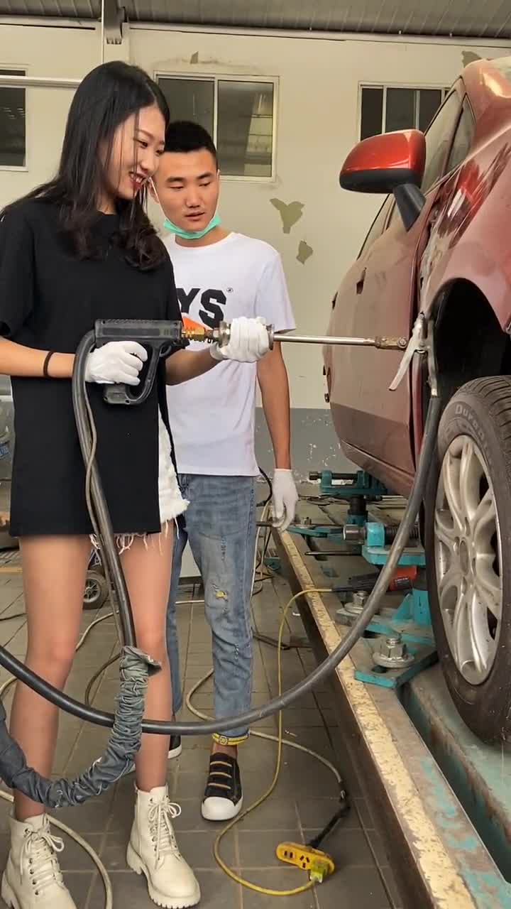 女孩修车也没问题好好学也能修的很好