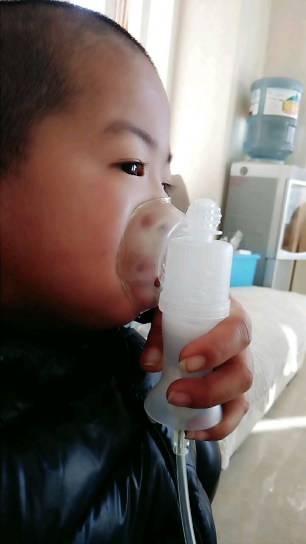 干儿子病了,正在吸雾化.