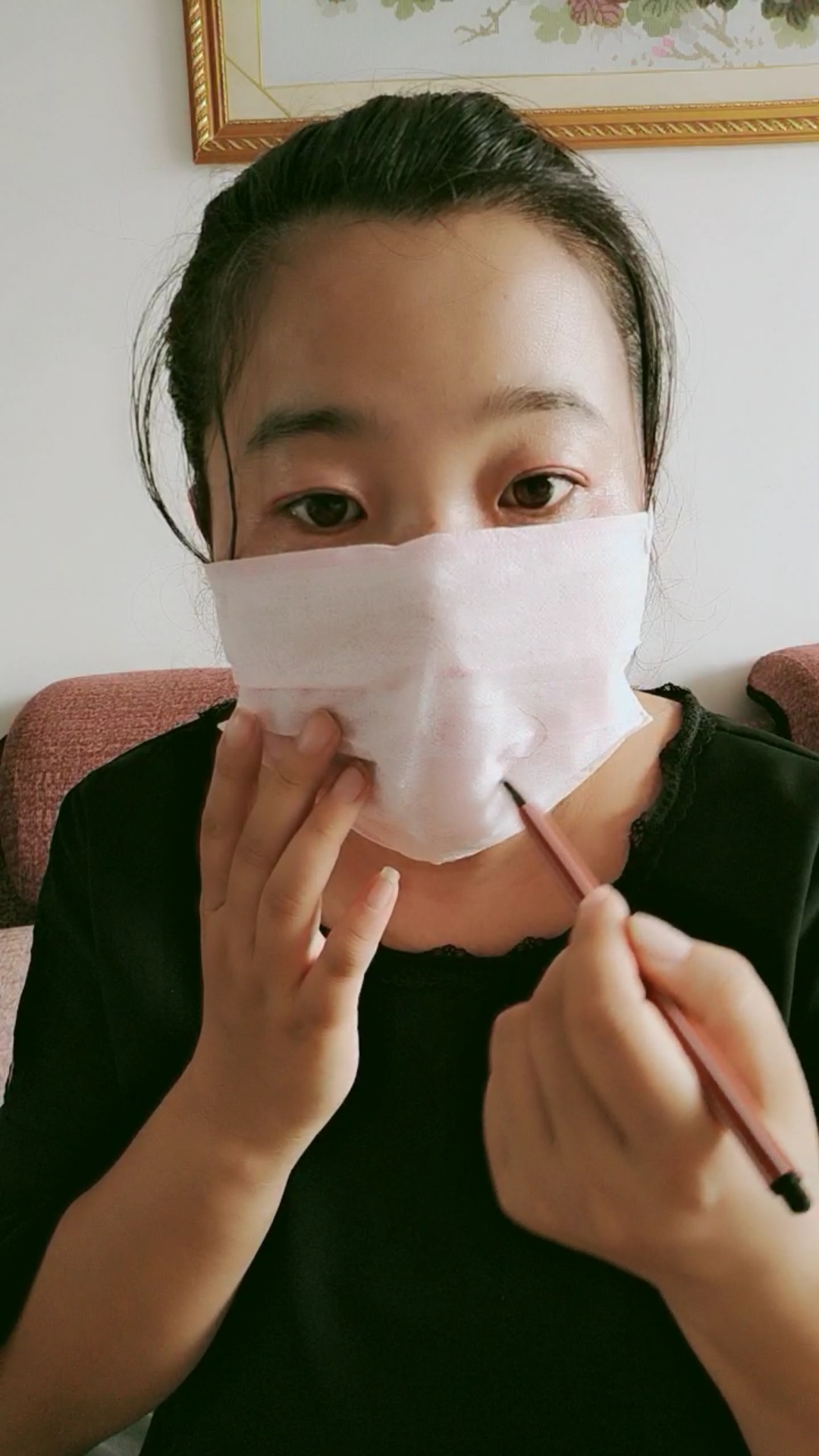 在口罩上剪个洞,省的唇膏都蹭掉了