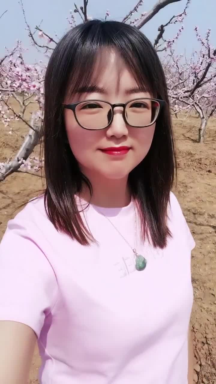 你好我是小小来自山东青岛一个农村女孩没什么文化但我心地善良可爱我