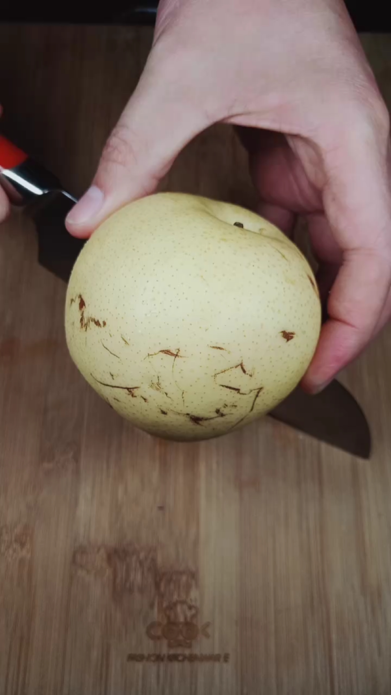 这个是新来的厨师,这样切梨的.