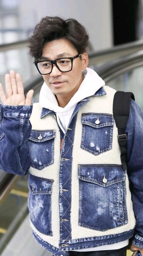 王宝强穿羊羔绒牛仔衣现身机场,卷发好有个性
